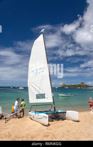 Katamaran auf Strand, Reduit Beach, Rodney Bay, Gros Islet, St. Lucia, Kleine Antillen, Karibik Stockfoto