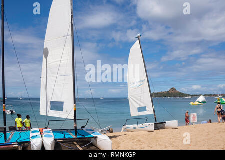 Katamarane am Strand, Reduit Beach, Rodney Bay, Gros Islet, St. Lucia, Kleine Antillen, Karibik Stockfoto