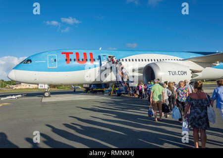 Die Fluggäste TUI Boeing 787 Dreamliner in Hewanorra International Airport, Vieux Fort, Saint Lucia, Kleine Antillen, Karibik Stockfoto