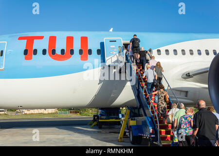 Die Fluggäste TUI Boeing 787 Dreamliner in Hewanorra International Airport, Vieux Fort, Saint Lucia, Kleine Antillen, Karibik Stockfoto