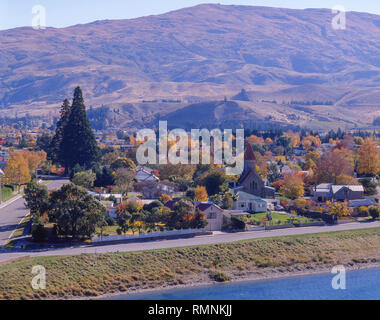 Blick auf die Stadt acoss Lake Dunstan im Herbst, Cromwell, Region Otago, Südinsel, Neuseeland Stockfoto