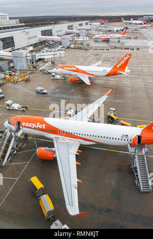 EasyJet Flugzeug auf Asphalt, North Terminal, Gatwick Airport, Crawley, West Sussex, England, Vereinigtes Königreich Stockfoto