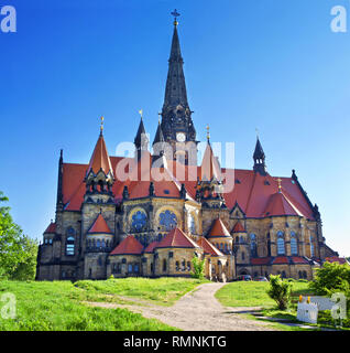 Bild von St. Martin Kirche in Neustadt, Dresden, Deutschland. Beeindruckende Architektur mit hohen Türmen und roten Dach. Wolkenlosen Frühlingsmorgen. Blick auf die Stockfoto