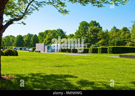 Dresden, Deutschland - 18 April 2018: Blick auf das Elektroauto Ladestation vor der Volkswagen Transparent Factory in Dresden Altstadt auf Stockfoto