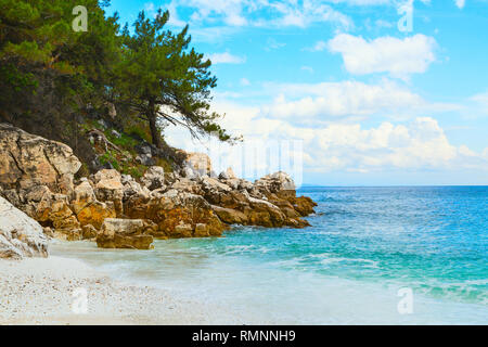 Panorama Meereslandschaft mit griechischen Marmor Beach in Thassos, Griechenland mit türkisfarbenem Wasser und Pinien Stockfoto