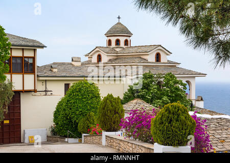 Blick auf das Kloster des Erzengels Michael, der Insel Thassos, Griechenland und Athos weit entfernten Mount Stockfoto