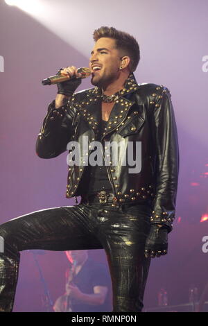 Sänger Adam Lambert der Rockband Queen wird gezeigt auf der Bühne während einer "live"-Konzert aussehen. Stockfoto