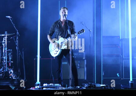 Musiker Josh Homme und Queens of the Stone Age sind dargestellt auf der Bühne während einer "live"-Konzert aussehen. Stockfoto