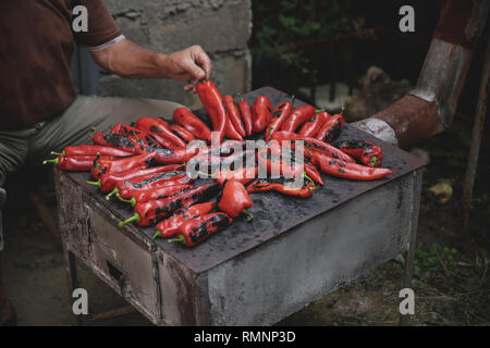 Ajvar Pfeffer auf dem Herd Stockfoto