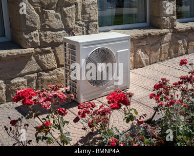 Hohe Effizienz moderner AC - Heizung wre, Energie sparen Lösung - horizontal, außerhalb eines Wohnhaus Stockfoto