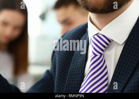 Männliche arm in blauen Anzug set Krawatte closeup Stockfoto