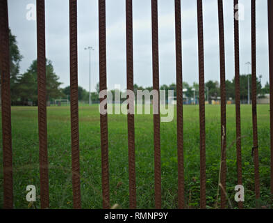 Eingangstor Bars zu einem Fußballplatz Stockfoto