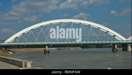 Neue Brücke über die Donau in Novi Sad, Serbien Stockfoto