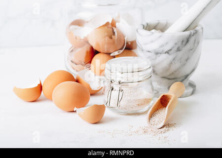 Eggshell Boden, hausgemachte Kalzium. Marmor Mörser, Eier, Muscheln, Kalzium Stockfoto