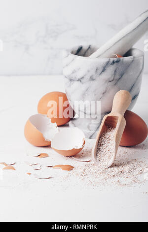 Eggshell Boden, hausgemachte Kalzium. Marmor Mörser, Eier, Muscheln, Kalzium Stockfoto