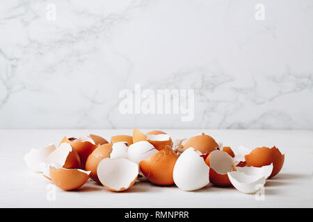 Eggshell Boden, hausgemachte Kalzium. Marmor Mörser, Eier, Muscheln, Kalzium Stockfoto