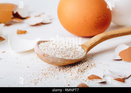 Eggshell Boden, hausgemachte Kalzium. Marmor Mörser, Eier, Muscheln, Kalzium Stockfoto