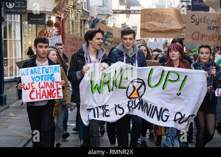 Globale Erwärmung und Klimawandel Studenten marschieren, während sie Banner und Schilder in York, North Yorkshire, England, Großbritannien halten. Stockfoto