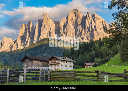 Wunderbare Landschaft von Santa Magdalena Dorf in Dolomiten, Italien Stockfoto