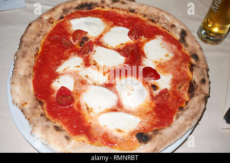 Pizza mit Büffel-Mozzarella Stockfoto