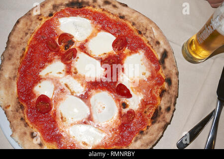 Pizza mit Büffel-Mozzarella Stockfoto
