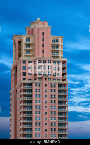 Ein rosa Hochhaus Gebäudekomplex am Strand Stockfoto