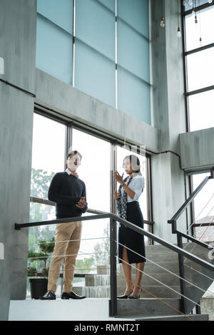 Business Menschen zu Fuß auf der Treppe im Büro und im Chat Stockfoto