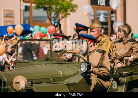 Gomel, Belarus - Mai 9, 2018: Soldaten der Sowjetischen Armee der UDSSR eine militärische Fahrt mit dem Auto in der Stadt Gomel während der Parade Stockfoto