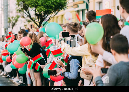 Gomel, Belarus-Am 9. Mai 2018: Menschen mit belarussischen Flags freuen sich auf Urlaub - Tag des Sieges in Gomel Stockfoto