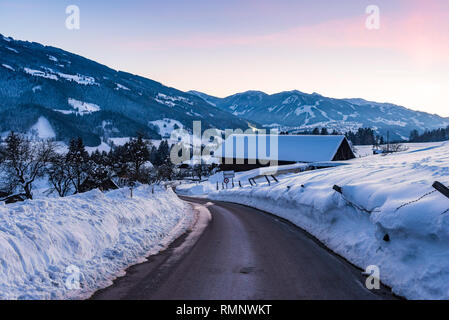Leeren Asphalt Straße im Winter Birnberg, Schladming, Ramsau, Dachstein, Bezirk Liezen, Steiermark, Österreich, Europa Stockfoto