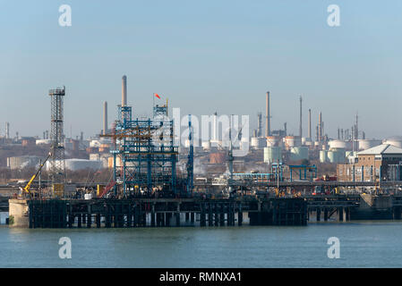 Das Anlegen und die Ladefläche für Öl- und Chemikalientanker Bereitstellung in einer Raffinerie. Fawley, Southampton, Großbritannien Stockfoto