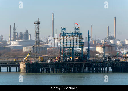 Das Anlegen und die Ladefläche für Öl- und Chemikalientanker Bereitstellung in einer Raffinerie. Fawley, Southampton, Großbritannien Stockfoto