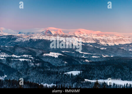 Alpenglühen im Winter auf Eiger, Mönch und Jungfrau in den Berner Alpen Stockfoto