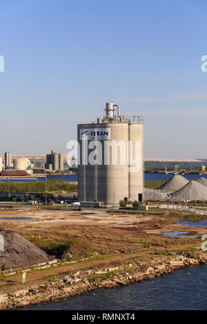 TAMPA, Florida - 27. Februar 2016: Erdöl Raffinerien sind sehr große Industriekomplexe, dass viele verschiedene Bearbeitungsaggregate und zu beteiligen Stockfoto