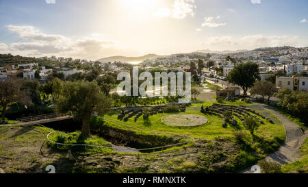 Myndos Tor Blick auf die Bucht von Bodrum, Mugla, Türkei. Schönen Sonnenuntergang über dem weißen Häuser und die archäologischen Ruinen der alten Stadtmauer. Olivenöl Stockfoto