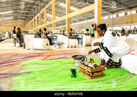 Addis Abeba, Äthiopien - 30. Januar 2014: Im Inneren eines Fabric Weberei Stockfoto