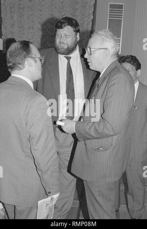 Moskau, UDSSR - 23. August 1991: Evgeniy Wladimirowitsch Kogan in der Mitte und Roy Alexandrowitsch Medwedew auf der rechten Seite an einer ausserordentlichen Sitzung des Obersten Sowjets der Volksdeputierten der UDSSR Stockfoto