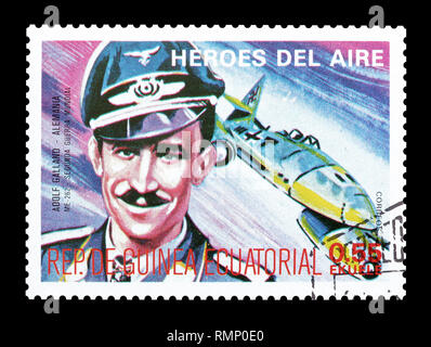 Storniert Briefmarke von Äquatorialguinea gedruckt, zeigt, dass Deutsche pilot Adolf Galland. Stockfoto