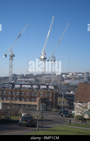 Brighton, England am 15. Februar 2019. Baukräne, Zirkus Straße. Stockfoto