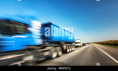 Lkw auf der Autobahn mit Geschwindigkeit Wirkung Stockfoto