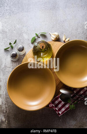 Leere Teller auf dem Tisch, Tisch für das Abendessen oder Mittagessen. Stilvolle Küchenutensilien Stockfoto