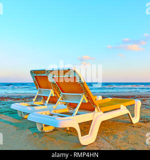 Zwei freie Liegestühle am Strand Stockfoto
