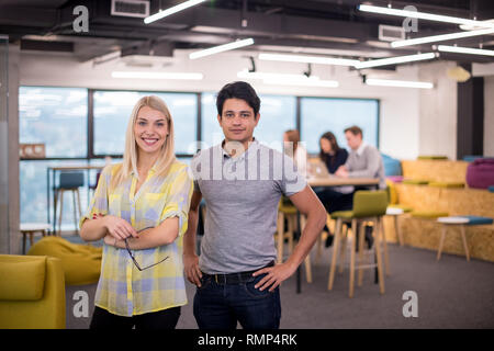 Portrait des erfolgreichen Business paar Unternehmer an belebten startup Office Stockfoto