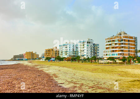 Residental Bezirk am Meeresufer in Larnaca, Zypern Stockfoto