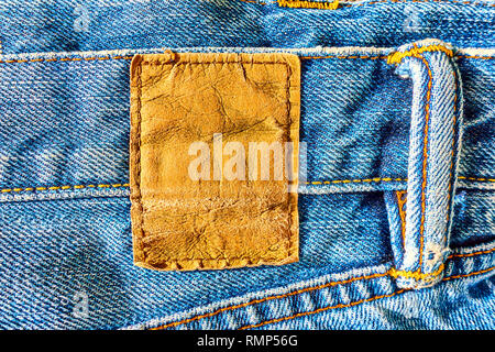 Leer Leder label Nähte auf einer blauen Jeans Stockfoto