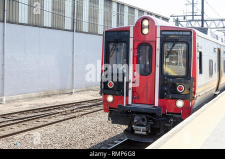 16. APRIL 2018 - New Haven, CT: Der Long Island Railroad Pendlerzug zieht in eine Union Station Bahnhof in Connecticut Stockfoto