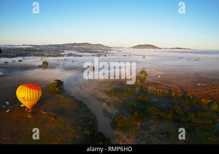 Niedrig liegenden Nebel im Hinterland der Gold Coast wie aus einem Heißluftballon gesehen Stockfoto