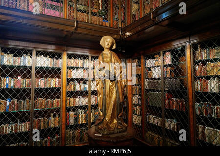 Eine aus dem 16. Jahrhundert Deutsche Statue von St. Elizabeth, die ein Buch in der einen Ecke der Bibliothek in der Morgan Library & Museum ist. Stockfoto