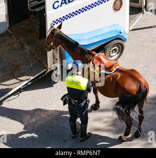 Lokale berittene Polizei mit Pferden und Reiten, Gibralfaro, Malaga, Andalusien, Spanien Stockfoto