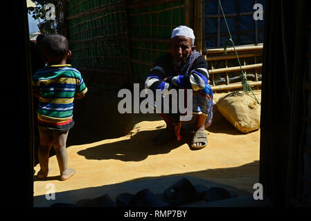 Rohingya Flüchtlinge Menschen posieren für ein Foto vor ihrem Haus im Flüchtlingslager in Balukhali Ukhia, Cox's Bazar, Bangladesch. Am Februar 02, 2019 Stockfoto